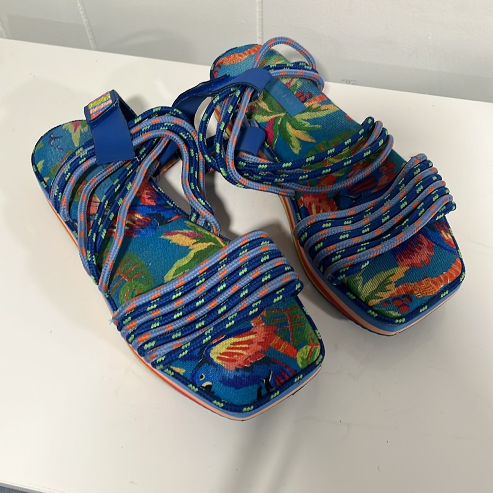 Farm Rio Blue Macaw Rainbow Strappy Platform Sandal Tropical Size 10 - Picture 11 of 11